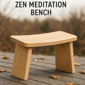 Puede incluir: Un banco de meditación de madera clara con un asiento curvo y patas anguladas. El banco es de madera natural y tiene el texto "ZEN MEDITATION BENCH" en letras negras en la parte superior. El banco está sobre una cubierta de madera con hojas caídas.