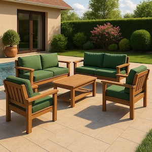 Könnte beinhalten: Gartenmöbel-Set aus Holz mit grünen Kissen. Das Set besteht aus zwei Sofas, zwei Sesseln und einem rechteckigen Couchtisch. Die Möbel sind aus hellbraunem Holz gefertigt und stehen auf einer gefliesten Terrasse.