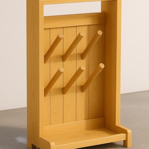 Puede incluir: Un botellero de madera de color claro. El botellero tiene seis clavijas anguladas para sujetar botellas, un estante pequeño en la parte inferior y un estante superior. La veta de la madera es visible y el botellero es independiente.