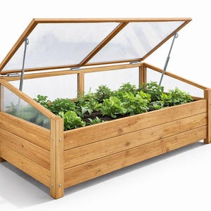 Puede incluir: Un huerto elevado de madera con una tapa transparente con bisagras. La cama está llena de tierra y varias plantas verdes. La tapa está parcialmente abierta, sostenida por brazos metálicos.