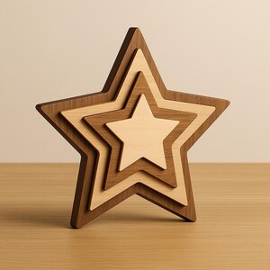 Peut inclure: Une sculpture en forme d'étoile en bois avec un design en couches. La couche extérieure est marron foncé, suivie d'un marron clair et d'une étoile en bois naturel au centre. L'étoile est posée sur une surface en bois.