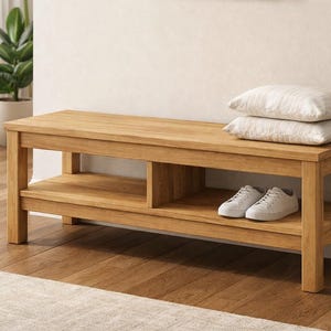 Peut inclure: Banc en bois clair avec une étagère inférieure et deux oreillers blancs. Deux paires de baskets blanches sont sur l'étagère inférieure. Le banc est dans une pièce lumineuse avec une plante et une porte.