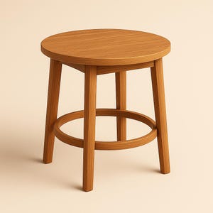 Op de afbeelding: Een houten kruk met een ronde zitting en vier schuine poten. De kruk heeft een voetensteun en is gemaakt van lichtbruin hout. Het ontwerp is eenvoudig en modern, geschikt voor diverse interieurstijlen.