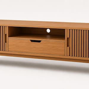 Puede incluir: Un mueble de TV de estilo moderno de mediados de siglo en madera marrón claro. El mueble tiene dos puertas con detalles de ranuras verticales, un cajón central y patas cónicas. El mueble mide aproximadamente 152 cm de largo.