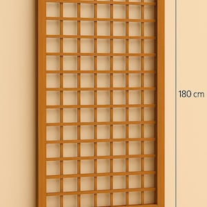 Può includere: Un traliccio in legno con un motivo a griglia, ideale per piante rampicanti. La cornice rettangolare misura 90 cm di larghezza e 180 cm di altezza. Il traliccio è in legno marrone chiaro, contro un muro beige.