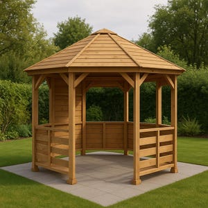 Pode incluir: Um gazebo de madeira com um telhado octogonal e laterais abertas. O gazebo é construído em madeira de cor clara e apresenta um design de ripas na parte inferior. Está situado num pátio de pedra cinzenta, rodeado por relva verde e árvores.