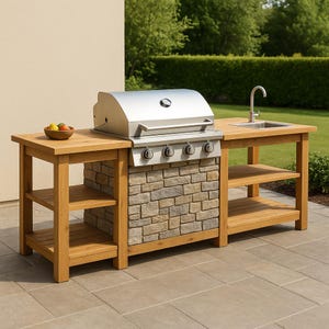 Op de afbeelding: Buitenkeuken eiland met een roestvrijstalen grill, spoelbak en houten werkbladen. De grill heeft vier branders en staat op een stenen bakstenen basis. Het eiland heeft twee houten planken voor opslag en een kraan.