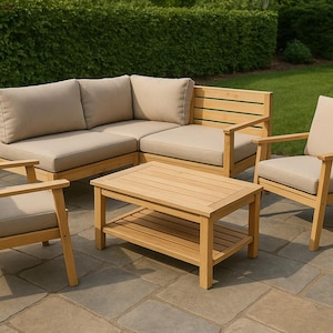 Op de afbeelding: Houten tuinmeubelset met een hoekbank, twee fauteuils en een salontafel. De set heeft lichtbeige kussens en een natuurlijke houten afwerking. De salontafel heeft een onderste plank voor opslag.