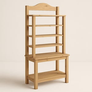 Puede incluir: Un estante de panadero de madera de color claro con múltiples estantes y una encimera. El estante tiene una parte superior alta y arqueada y un estante inferior para almacenamiento. La madera tiene un acabado natural.