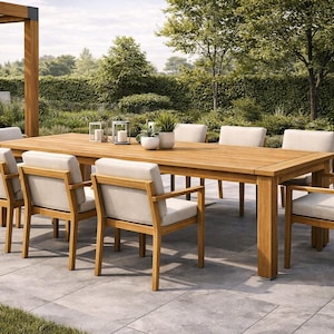 Puede incluir: Un juego de comedor de exterior de madera con una mesa rectangular y ocho sillones. La mesa y las sillas tienen un acabado marrón claro y cojines beige. El conjunto está en un patio con vegetación de fondo.