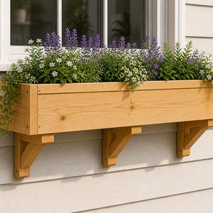 Può includere: Una fioriera in legno riempita di verde e fiori viola e bianchi, installata sotto una finestra. La fioriera rettangolare è montata all'esterno di una casa con supporti in legno. Il rivestimento della casa è beige chiaro.