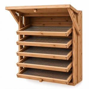 Può includere: Uno stendino a parete in legno con cinque ripiani orizzontali dotati di griglie a maglia scura. L'unità presenta un coperchio superiore incernierato e una finitura in legno naturale color marrone chiaro per l'asciugatura o lo stoccaggio.