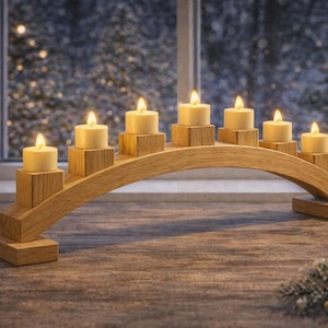 Könnte beinhalten: Eine Holzkerzenbrücke mit sieben brennenden Kerzen. Die Kerzen sind cremefarben und sitzen auf einzelnen Holzblöcken. Die Brücke hat ein bogenförmiges Design und ist aus hellem Holz gefertigt. Der Hintergrund zeigt ein Fenster mit einer Schneelandschaft.