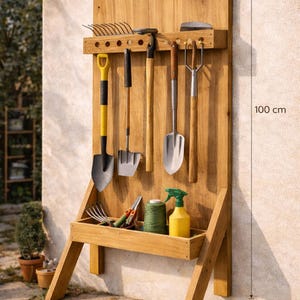 Op de afbeelding: Houten tuingereedschap organizer, 100 cm hoog en 50 cm breed, met een onderste en een bovenste plank. Het bevat diverse tuingereedschappen, waaronder schoppen, harken en een spuitfles. De organizer is gemaakt van lichtbruin hout.