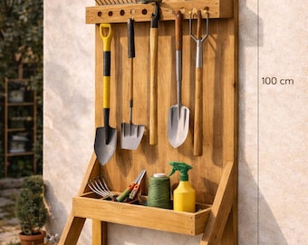 Puede incluir: Organizador de herramientas de jardín de madera, de 100 cm de alto y 50 cm de ancho, con un estante inferior y otro superior. Contiene varias herramientas de jardinería, como palas, rastrillos y un pulverizador. La madera es marrón claro.