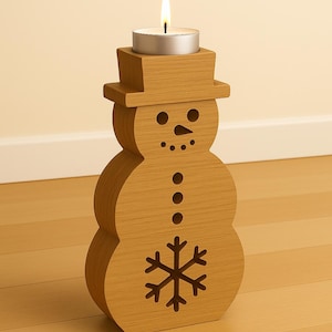 Pode incluir: Um castiçal de boneco de neve de madeira com uma vela de chá prateada acesa. O boneco de neve tem um chapéu, olhos, um nariz de cenoura e um recorte de floco de neve. O castiçal é feito de madeira marrom clara.