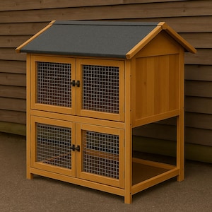 Può includere: Una gabbia per animali domestici in legno a due piani con tetto grigio scuro. La gabbia ha quattro porte a rete metallica e una finitura in legno naturale. Progettata per piccoli animali, ha una base rialzata.