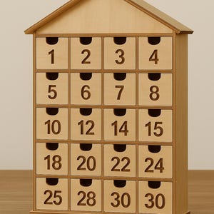 Könnte beinhalten: Ein Adventskalender aus Holz in Form eines Hauses mit 20 kleinen Schubladen, die mit 1-30 nummeriert sind. Die natürliche Holzoberfläche und das schlichte Design schaffen eine rustikale Ästhetik. Die Schubladen sind in einem Raster angeordnet, ideal für kleine Leckereien oder Überraschungen.
