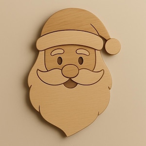 Pode incluir: Recorte de madeira com o rosto do Pai Natal, com chapéu, barba e bigode. O recorte é feito de madeira clara e tem um acabamento liso. O rosto do Pai Natal é uma decoração festiva para a época natalícia.