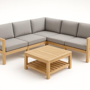 Puede incluir: Un sofá seccional de esquina para exteriores de madera clara con cojines grises y una mesa de centro a juego. El sofá tiene un marco de madera. La mesa de centro tiene una tapa de listones y un estante inferior. El conjunto está sobre un fondo blanco.