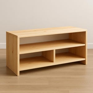 Könnte beinhalten: Eine hellfarbene Holz-Aufbewahrungsbank mit zwei Regalen und einem Mittelteil. Die Bank ist aus hellfarbenem Holz gefertigt und hat ein schlichtes, modernes Design. Die Regale sind offen und bieten viel Stauraum. Die Bank ist 122 cm lang.