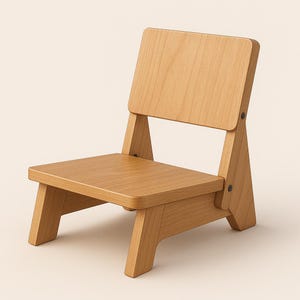 Op de afbeelding: Een kleine, lichtgekleurde houten stoel met een rechthoekige zitting en rugleuning. De stoel heeft een eenvoudig, minimalistisch ontwerp met schuine poten en een rugleuning die met zichtbare schroeven is bevestigd. De houtnerf is zichtbaar.