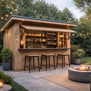 Könnte beinhalten: Outdoor-Bar aus Holz mit hochklappbarem Vordach, bestückt mit Flaschen und Gläsern. Verfügt über eine Theke mit drei Barhockern. Die Bar befindet sich in einem Garten mit Feuerstelle, Sitzgelegenheiten und Lichterketten.