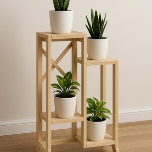 Può includere: Un portapiante in legno a tre livelli, ognuno con un vaso di ceramica bianco con una pianta verde. Il supporto ha una finitura in legno naturale e un design geometrico, ideale per esporre piante da interno.
