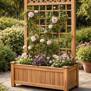Op de afbeelding: Een houten plantenbak met een geïntegreerd trellis, versierd met klimplanten en bloemen. Het trellis heeft een latwerkpatroon en de plantenbak is gemaakt van lichtbruin hout. Roze en paarse bloemen zorgen voor een kleurrijk contrast in de tuin.