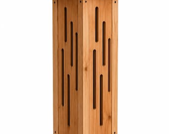 Può includere: Una alta casetta per farfalle quadrata in legno con una finitura a venature naturali color marrone chiaro. La struttura presenta un tetto a punta a più livelli e quattro lati verticali, ciascuno con tre fessure rettangolari strette.