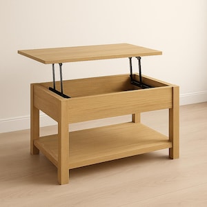 Puede incluir: Una mesa de centro elevable de roble claro con un estante inferior. La tapa de la mesa se levanta, revelando un compartimento de almacenamiento abierto. La mesa tiene mecanismos de elevación de metal negro y es de madera clara.