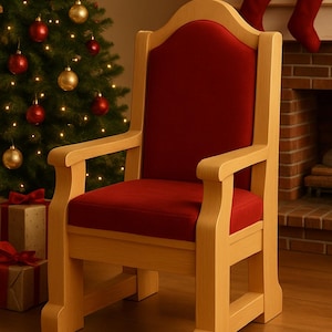 Könnte beinhalten: Ein Holzarmlehnstuhl mit rotem Samtsitz und Rückenlehne. Der Stuhl hat einen hellen Holzrahmen und Armlehnen. Der Hintergrund umfasst einen Weihnachtsbaum mit Ornamenten, Geschenken und einen Kamin mit Strümpfen.