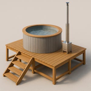 Op de afbeelding: Een houten hot tub met een grijze buitenkant en een lichtbruine houten rand, geplaatst op een houten terras met trappen. Een roestvrijstalen schoorsteen is in de buurt geplaatst. De hot tub is gevuld met water.