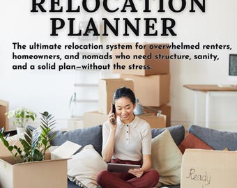 Può includere: Una donna usa un tablet e un telefono su un divano grigio, circondata da scatole per trasloco. Il testo "RELOCATION PLANNER" è visibile, insieme a "Ready to move" su una scatola. L'immagine promuove un sistema di trasloco stampabile.