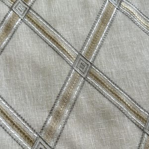 Pu&ograve; includere: Tessuto beige con un motivo a rombi intrecciato in un colore beige pi&ugrave; chiaro. Il tessuto ha una texture sottile e una finitura leggermente lucida.