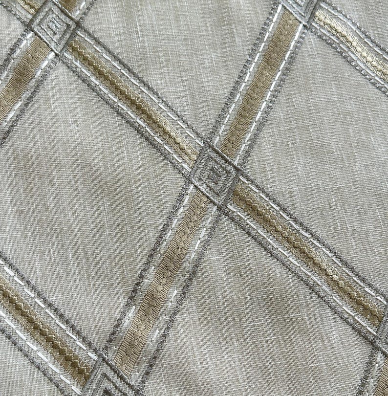 Pu&ograve; includere: Tessuto beige con un motivo a rombi intrecciato in un colore beige pi&ugrave; chiaro. Il tessuto ha una texture sottile e una finitura leggermente lucida.