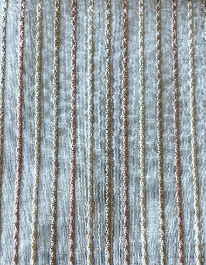 Puede incluir: Tela blanca con rayas verticales de hilo beige y rosa claro.