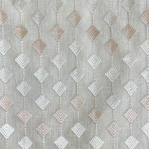 Puede incluir: Una tela blanca con un sutil patr&oacute;n geom&eacute;trico de diamantes bordados en tonos beige y blanco.