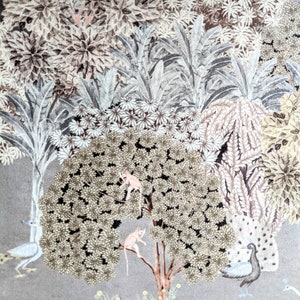 Puede incluir: Una ilustraci&oacute;n caprichosa de una escena de bosque con una variedad de &aacute;rboles, flores y animales. La ilustraci&oacute;n presenta un pavo real, un p&aacute;jaro, monos y ciervos. Los colores son apagados y terrosos, con tonos de marr&oacute;n, verde y blanco.