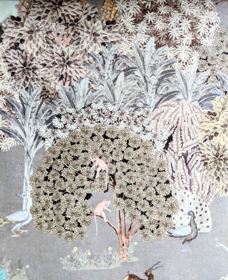 Puede incluir: Una ilustraci&oacute;n caprichosa de una escena de bosque con una variedad de &aacute;rboles, flores y animales. La ilustraci&oacute;n presenta un pavo real, un p&aacute;jaro, monos y ciervos. Los colores son apagados y terrosos, con tonos de marr&oacute;n, verde y blanco.
