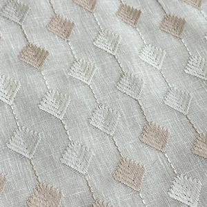 Puede incluir: Tela blanca con un sutil patr&oacute;n texturizado de peque&ntilde;os diamantes marrones claros y flechas blancas.
