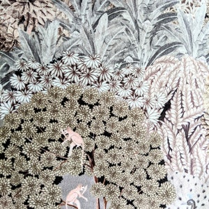 Puede incluir: Una ilustraci&oacute;n caprichosa de una escena de bosque con dos monos trepando a un &aacute;rbol con hojas marrones y blancas. Un pavo real con plumas azules y verdes se encuentra en el suelo. El fondo es gris claro con un patr&oacute;n de flores y hojas.