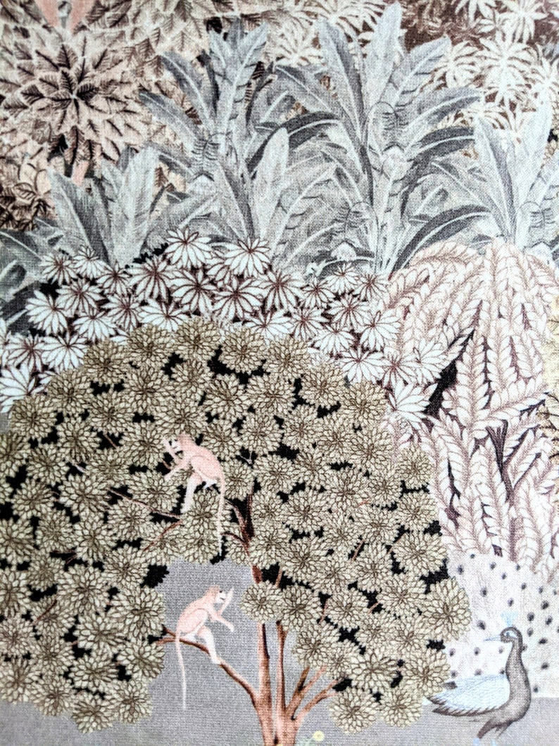 Puede incluir: Una ilustraci&oacute;n caprichosa de una escena de bosque con dos monos trepando a un &aacute;rbol con hojas marrones y blancas. Un pavo real con plumas azules y verdes se encuentra en el suelo. El fondo es gris claro con un patr&oacute;n de flores y hojas.