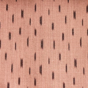 Puede incluir: Primer plano de una tela con un sutil patr&oacute;n de espiga en color marr&oacute;n claro. La tela tiene un patr&oacute;n ikat negro con l&iacute;neas verticales.