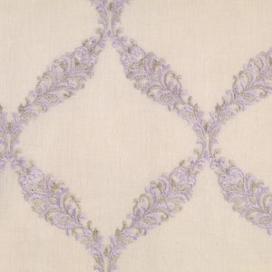 Puede incluir: Una tela blanca con un patrón repetido de diseños florales de color lavanda y gris. El diseño es una forma de diamante con un patrón floral a cada lado.