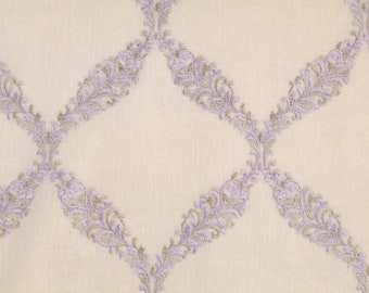Puede incluir: Una tela blanca con un patrón repetido de diseños florales de color lavanda y gris. El diseño es una forma de diamante con un patrón floral a cada lado.
