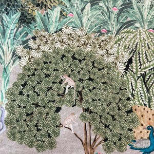 K&ouml;nnte beinhalten: Ein beigefarbener Stoff mit einem bedruckten Design einer Dschungelszene. Die Szene zeigt einen gro&szlig;en Baum mit zwei Affen, einem Pfau, einem Reh und verschiedenen gr&uuml;nen Pflanzen.
