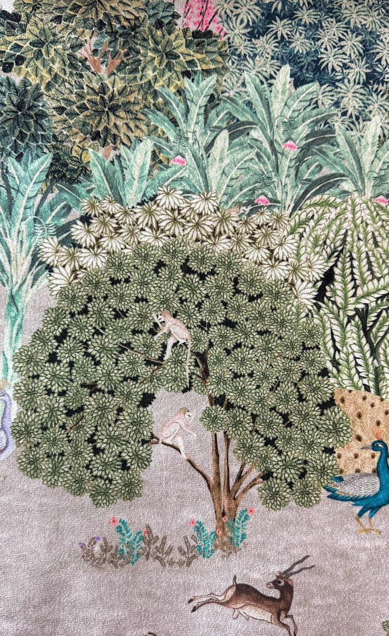K&ouml;nnte beinhalten: Ein beigefarbener Stoff mit einem bedruckten Design einer Dschungelszene. Die Szene zeigt einen gro&szlig;en Baum mit zwei Affen, einem Pfau, einem Reh und verschiedenen gr&uuml;nen Pflanzen.