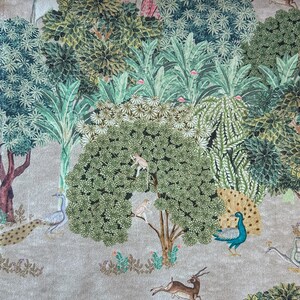K&ouml;nnte beinhalten: Eine fantasievolle Illustration einer Dschungelszene mit Pfauen, Affen und Rehen. Der Hintergrund ist hellbraun mit gr&uuml;nem Laub und wei&szlig;en Bl&uuml;ten.
