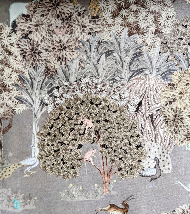 Puede incluir: Una tela estampada en gris y marr&oacute;n con un dise&ntilde;o caprichoso que presenta pavos reales, monos y un ciervo. La tela tiene un sutil patr&oacute;n floral y un fondo gris claro.